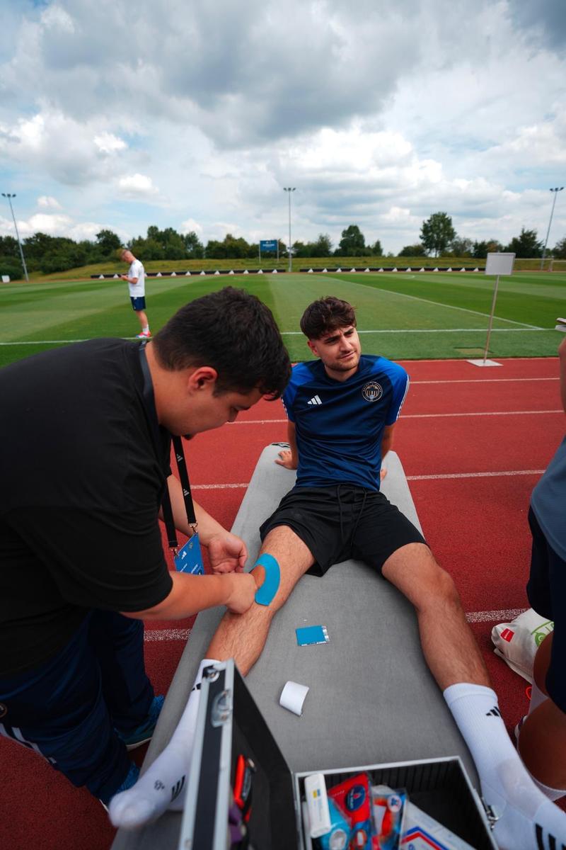 Kinesio-Tape am Knie eines Spielers