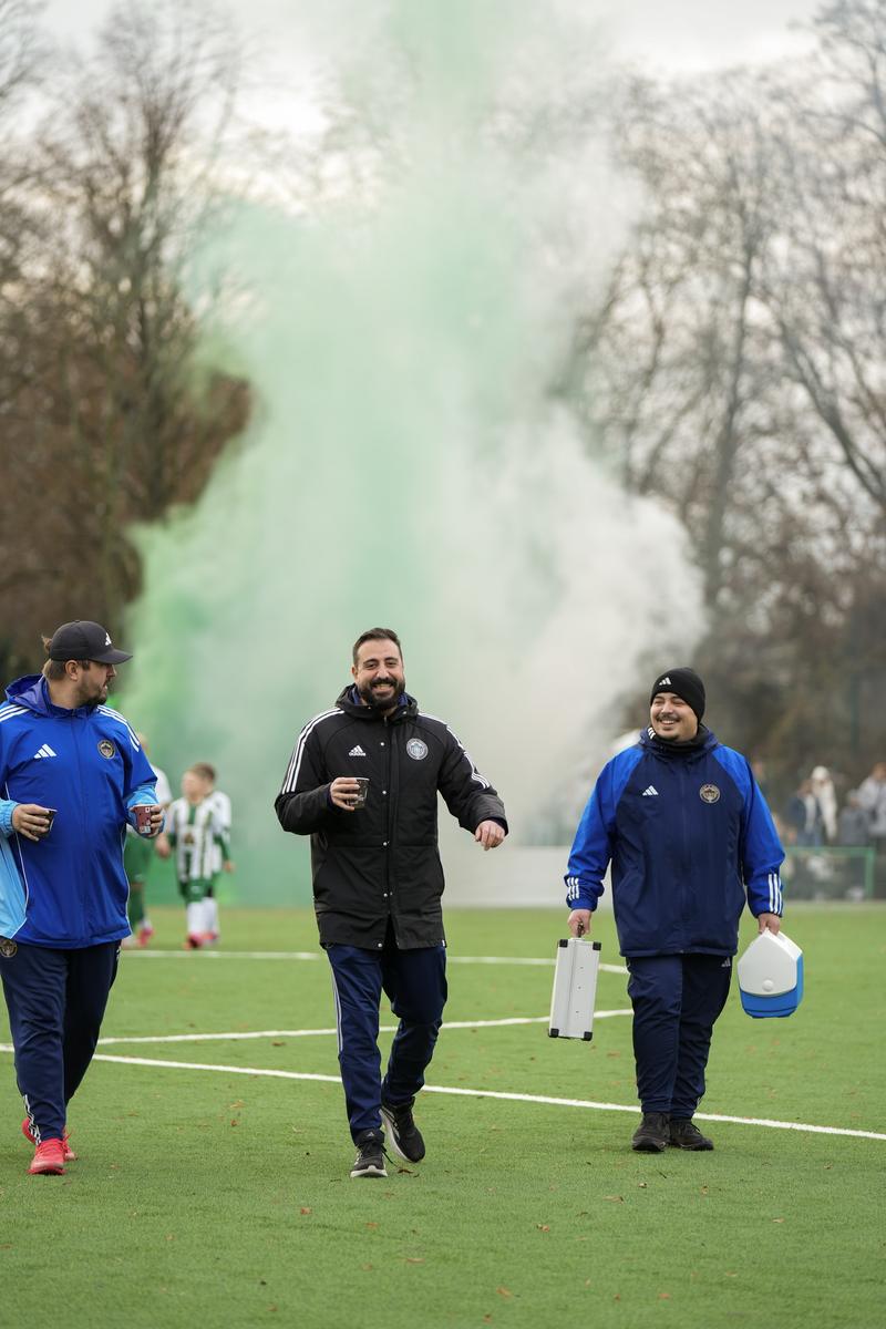 Mit dem Betreuerteam auf dem Weg zum Spiel